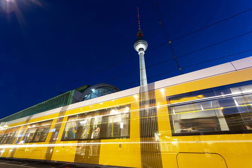 Fernsehturm Berlin mit Strassenbahn von Frank Herrmann