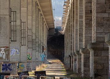 Piliers de ponts couverts de graffitis à Iéna sur Wolfgang Unger