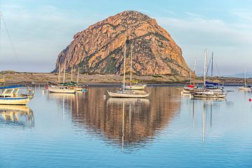 Gevangen in de weerspiegeling - Morro Rock van Joseph S Giacalone Photography