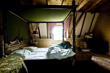 Foto van een slaapkamer in een kasteel. van Therese Brals