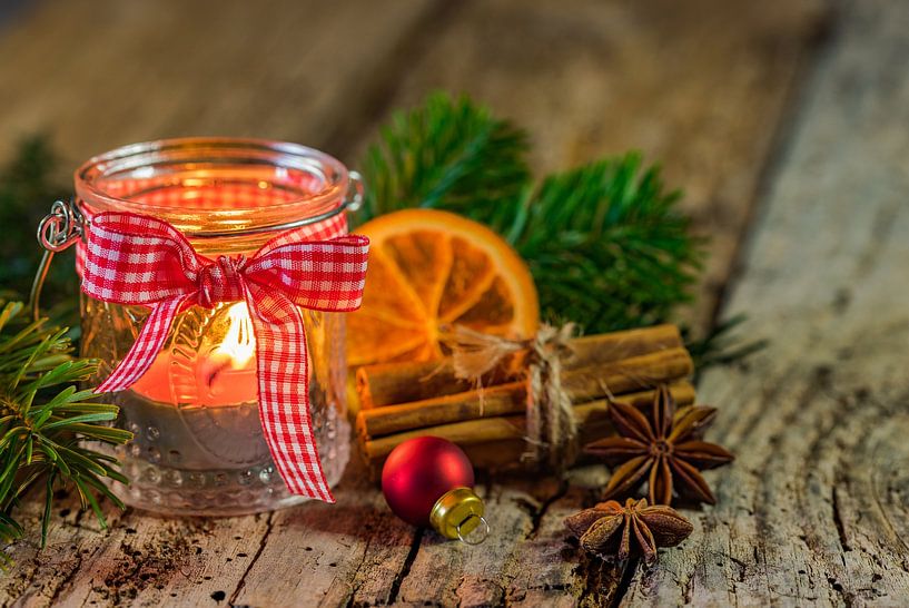 Festliche Atmosphäre mit brennender Weihnachtslaterne, Kerze und natürlicher Dekoration von Alex Winter