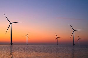 Windturbinen in einem Offshore-Windpark bei Sonnenuntergang