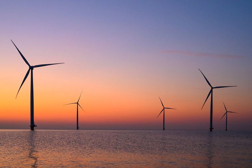 Éoliennes dans un parc éolien offshore au coucher du soleil par Sjoerd van der Wal Photographie