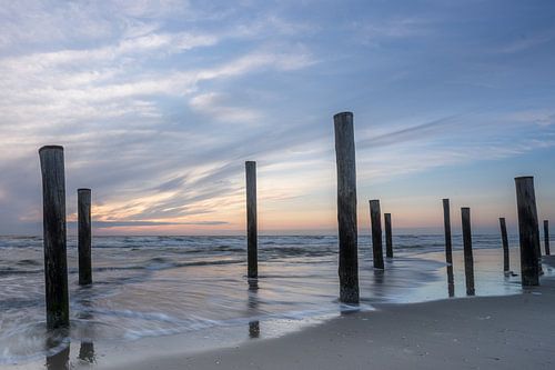 Zonsondergang bij palendorp Petten