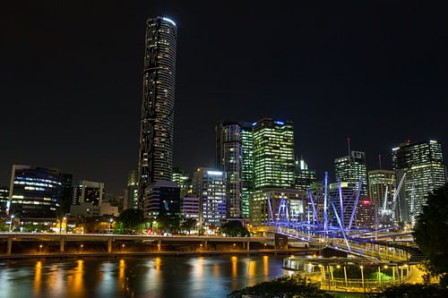 Brisbane  skyline met de Kurilpa brug by Marcel van den Bos