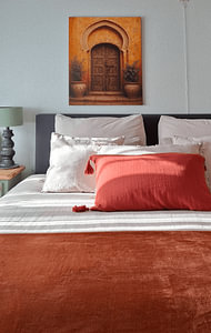 Oude Poort van Marrakech – Tijdloze Sfeer in Terracotta en Hout