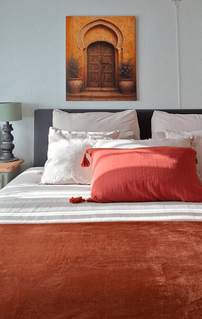 Oude Poort van Marrakech – Tijdloze Sfeer in Terracotta en Hout