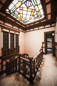 Trap in Verlaten Portugese Villa. van Roman Robroek - Foto's van Verlaten Gebouwen