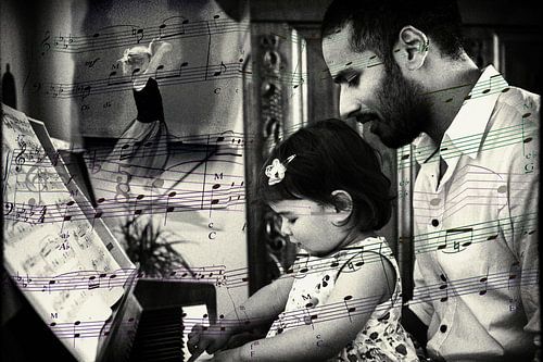 Ensemble derrière le piano