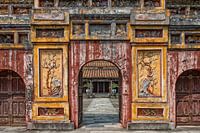 Doorkijkje tempel ingang Hue Vietnam.