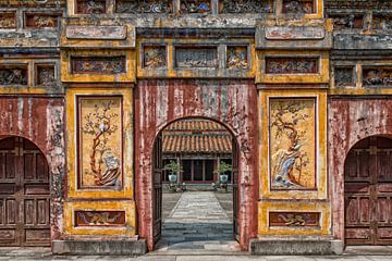 Doorkijkje tempel ingang Hue Vietnam. van Ron van der Stappen