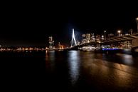 Erasmusbrug Rotterdam bij Nacht een vergezicht. van Brian Morgan thumbnail