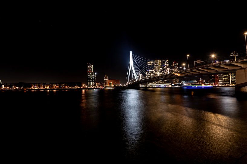 Erasmusbrug Rotterdam bij Nacht een vergezicht. von Brian Morgan