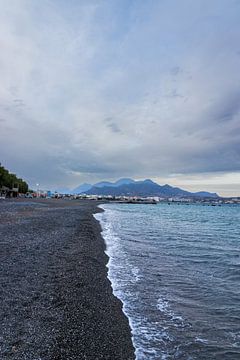 Strand in Ierapetra, Kreta mit Bergen im Hintergrund | Reisefotografie von Kelsey van den Bosch