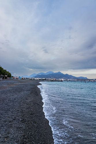 Strand in Ierapetra, Kreta met bergen op de achtergrond | Reisfotografie