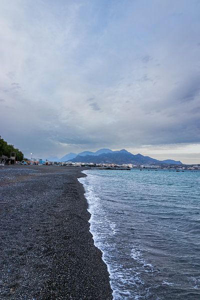Strand in Ierapetra, Kreta mit Bergen im Hintergrund | Reisefotografie von Kelsey van den Bosch