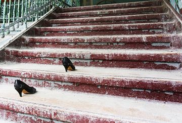 Frauenschuhe auf einer Treppe