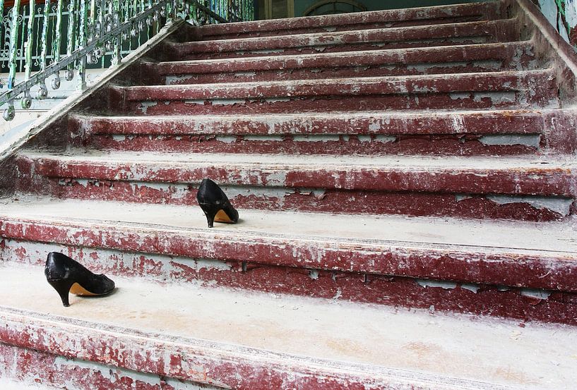 Vrouwenschoenen op een trap van Frank Herrmann