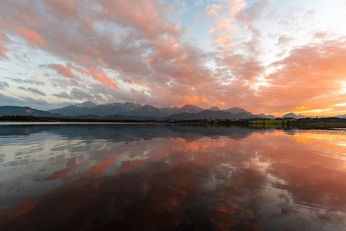 Zonsondergang boven het meer van Hopfen met uitzicht op de Allgäuer Alpen