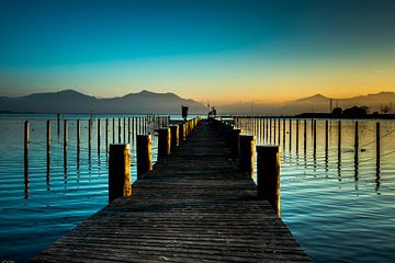 Steg im Sonnenuntergang am Chiemsee