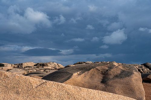 Wolken en Graniet: Een Woestijn aan de Zee
