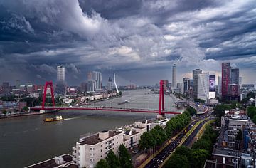 Stürmische Skyline-Vibes: Rotterdam vom Dach aus von Roy Poots