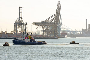 Schlepper und Ruderer auf dem Bierkanal