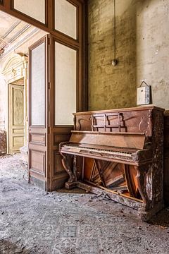 Vergeten piano's in een verlaten Frans kasteel van Gentleman of Decay