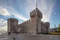 Kamerlengo kasteel in haven van Trogit in Kroatië van Joost Adriaanse thumbnail