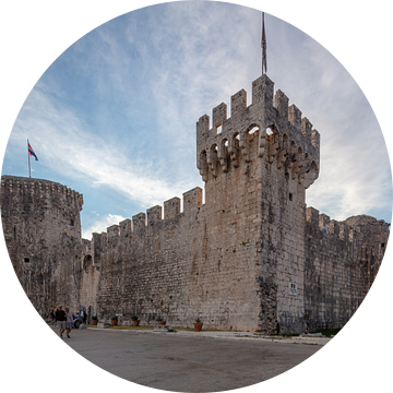 Kamerlengo kasteel in haven van Trogit in Kroatië