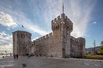 Kamerlengo kasteel in haven van Trogit in Kroatië
