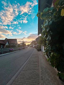 Rustige straat in een charmante dorp van Life’s beauty