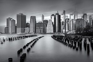 Skyline New York vanaf Pier 1 Brooklyn zwartwit