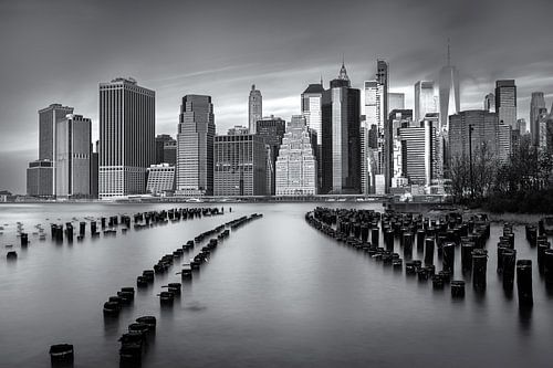 New Yorker Skyline von Pier 1 Brooklyn schwarz und weiß