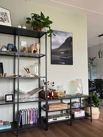 Weißes Haus inmitten der schottischen Berge