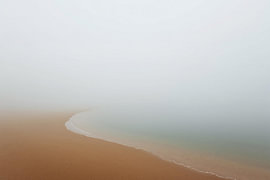 Küstenlinie im Nebel – Nordische Landschaftskunst