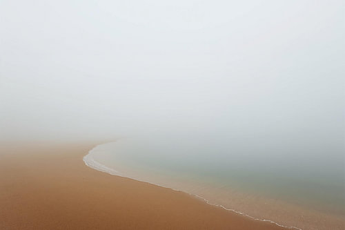 Küstenlinie im Nebel – Nordische Landschaftskunst