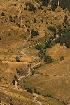 Een weg loopt door een dal in de Pyreneeën