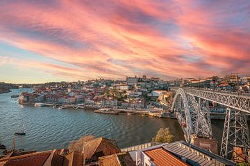 Prachtige zonsondergang in Porto (Portugal) van Patrick Löbler