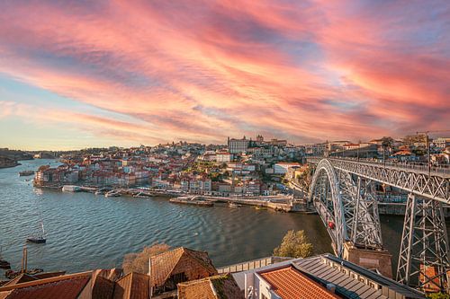 Schöner Sonnenuntergang in Porto (Portugal)