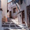 Gemütliche griechische Straße im alten Teil von Vathy (Samos Stadt) von Angelique van Esch