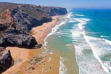 Luchtfoto van het strand Vale Figueiras aan de westkust in Portugal van Eye on You