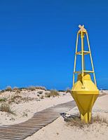 Balise jaune sur l'île d'Armona, Portugal