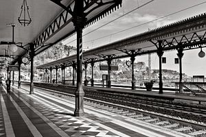Berühmte Eisenbahnstation im Jugendstil in Giardini-Naxos - monochrom