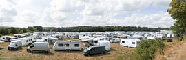 Übersicht über einen großen Campingplatz mit Wohnwagen von Diederik De Mezel