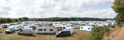 Overzicht van een groot kampeerterrein met caravans
