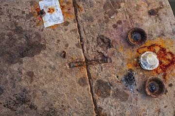 Offres avec des feuilles d'or pour Dhamekh Stupa à Sarnath, Varanasi, Uttar Pradesh, Inde.