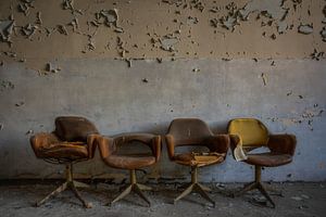 Les chaises d'attente italiennes Manicomio sur Wesley Van Vijfeijken