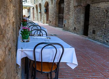 Restaurant in een oude straat, Toscane Italië van Animaflora PicsStock