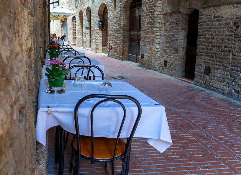 Restaurant in einer alten Straße, Toskana Italien von Animaflora PicsStock